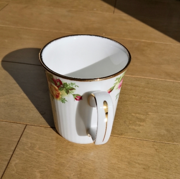 Royal Albert Rose Mug - Picture 3 of 6